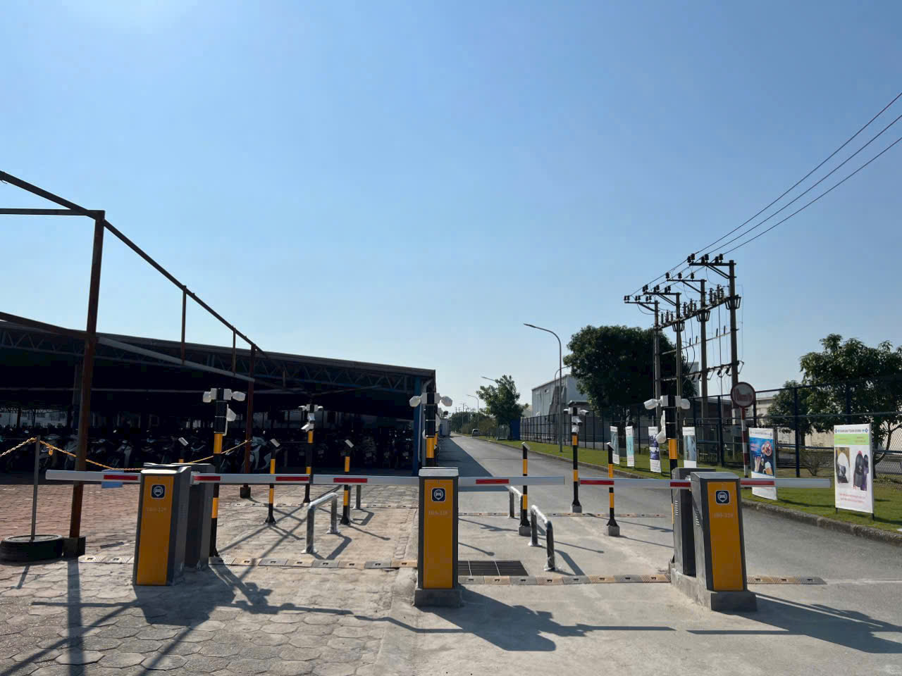 Hệ thống barrier tự động kiểm soát lối ra vào bãi giữ xe tại khu công nghiệp